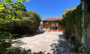 Venta de casa 6 ambientes con cochera en Villa Dominico