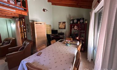 Venta de casa 6 ambientes con cochera en Villa Dominico