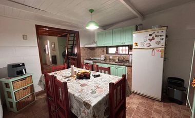 Venta de casa 6 ambientes con cochera en Villa Dominico