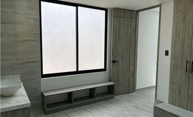 En venta casa amplia e iluminada en conjunto cerrado