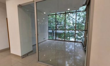 Venta de exclusiva oficina en Milla de oro 8373781