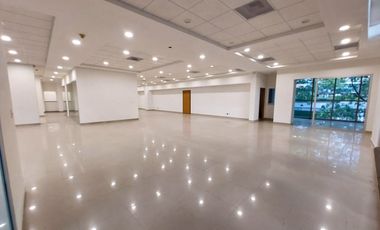 Venta de exclusiva oficina en Milla de oro 8373781