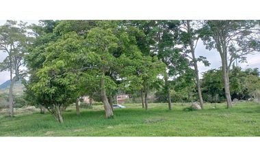 Se vende lote esquinero en condominio