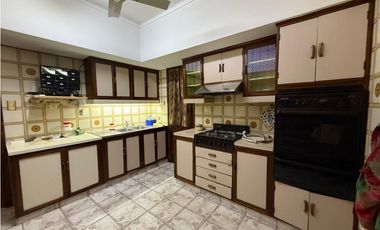 VENDE HERMOSA CASA EN CALLE VICTOR DELHEZ, CHACRAS DE CORIA, LUJN.