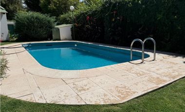 VENDE HERMOSA CASA EN CALLE VICTOR DELHEZ, CHACRAS DE CORIA, LUJN.