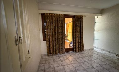 VENDE HERMOSA CASA EN CALLE VICTOR DELHEZ, CHACRAS DE CORIA, LUJN.