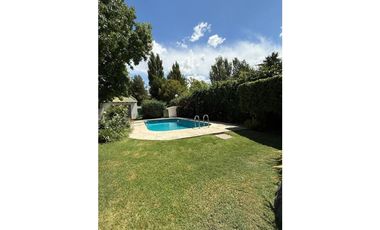 VENDE HERMOSA CASA EN CALLE VICTOR DELHEZ, CHACRAS DE CORIA, LUJN.