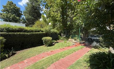 VENDE HERMOSA CASA EN CALLE VICTOR DELHEZ, CHACRAS DE CORIA, LUJN.