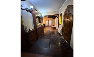 VENDE HERMOSA CASA EN CALLE VICTOR DELHEZ, CHACRAS DE CORIA, LUJN.