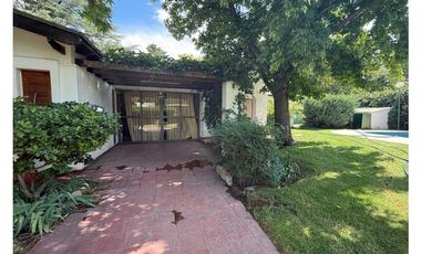 VENDE HERMOSA CASA EN CALLE VICTOR DELHEZ, CHACRAS DE CORIA, LUJN.