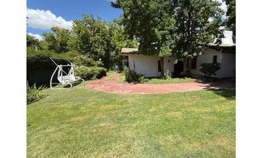VENDE HERMOSA CASA EN CALLE VICTOR DELHEZ, CHACRAS DE CORIA, LUJN.