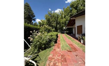 VENDE HERMOSA CASA EN CALLE VICTOR DELHEZ, CHACRAS DE CORIA, LUJN.