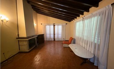 VENDE HERMOSA CASA EN CALLE VICTOR DELHEZ, CHACRAS DE CORIA, LUJN.