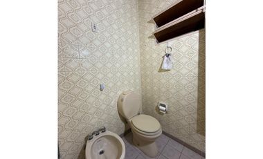 VENDE HERMOSA CASA EN CALLE VICTOR DELHEZ, CHACRAS DE CORIA, LUJN.