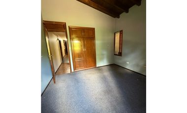 VENDE HERMOSA CASA EN CALLE VICTOR DELHEZ, CHACRAS DE CORIA, LUJN.