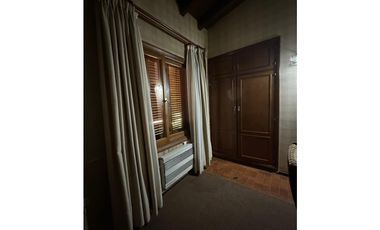 VENDE HERMOSA CASA EN CALLE VICTOR DELHEZ, CHACRAS DE CORIA, LUJN.