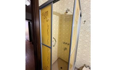 VENDE HERMOSA CASA EN CALLE VICTOR DELHEZ, CHACRAS DE CORIA, LUJN.