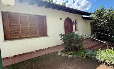 VENDE HERMOSA CASA EN CALLE VICTOR DELHEZ, CHACRAS DE CORIA, LUJN.