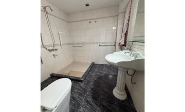 VENDE HERMOSA CASA EN CALLE VICTOR DELHEZ, CHACRAS DE CORIA, LUJN.