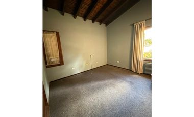 VENDE HERMOSA CASA EN CALLE VICTOR DELHEZ, CHACRAS DE CORIA, LUJN.