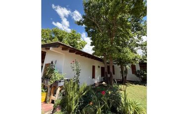 VENDE HERMOSA CASA EN CALLE VICTOR DELHEZ, CHACRAS DE CORIA, LUJN.