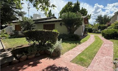 VENDE HERMOSA CASA EN CALLE VICTOR DELHEZ, CHACRAS DE CORIA, LUJN.
