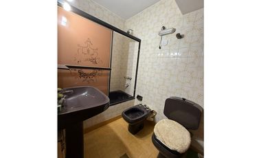 VENDE HERMOSA CASA EN CALLE VICTOR DELHEZ, CHACRAS DE CORIA, LUJN.