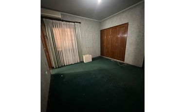 VENDE HERMOSA CASA EN CALLE VICTOR DELHEZ, CHACRAS DE CORIA, LUJN.