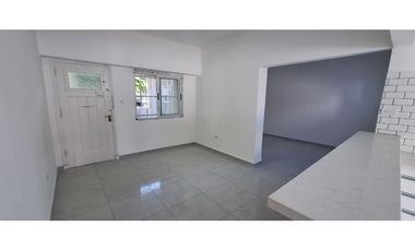 CASA DE 3 AMBIENTES RECICLADA A NUEVA EN BARRIO PARQUE LURO