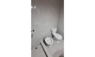 CASA DE 3 AMBIENTES RECICLADA A NUEVA EN BARRIO PARQUE LURO