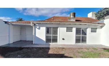 CASA DE 3 AMBIENTES RECICLADA A NUEVA EN BARRIO PARQUE LURO