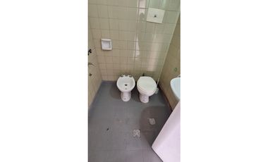 CASA DE 3 AMBIENTES RECICLADA A NUEVA EN BARRIO PARQUE LURO