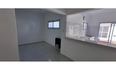 CASA DE 3 AMBIENTES RECICLADA A NUEVA EN BARRIO PARQUE LURO