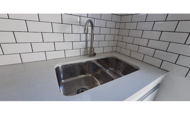 CASA DE 3 AMBIENTES RECICLADA A NUEVA EN BARRIO PARQUE LURO