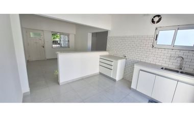 CASA DE 3 AMBIENTES RECICLADA A NUEVA EN BARRIO PARQUE LURO