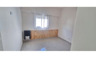 CASA DE 3 AMBIENTES RECICLADA A NUEVA EN BARRIO PARQUE LURO