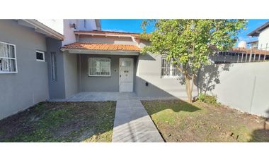 CASA DE 3 AMBIENTES RECICLADA A NUEVA EN BARRIO PARQUE LURO