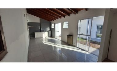 CASA DE 3 AMBIENTES RECICLADA A NUEVA EN BARRIO PARQUE LURO