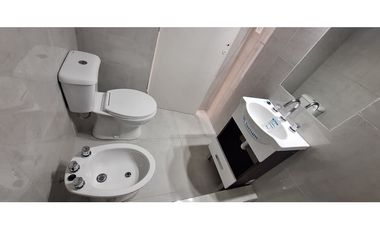 CASA DE 3 AMBIENTES RECICLADA A NUEVA EN BARRIO PARQUE LURO