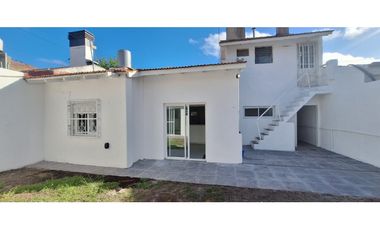 CASA DE 3 AMBIENTES RECICLADA A NUEVA EN BARRIO PARQUE LURO