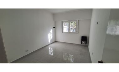 CASA DE 3 AMBIENTES RECICLADA A NUEVA EN BARRIO PARQUE LURO