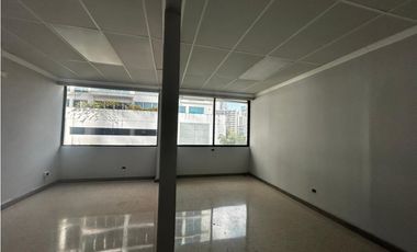 SE ALQUILA OFICINA EN BALBOA PLAZA AVE. BALBOA CON DIVISIONES VACIA