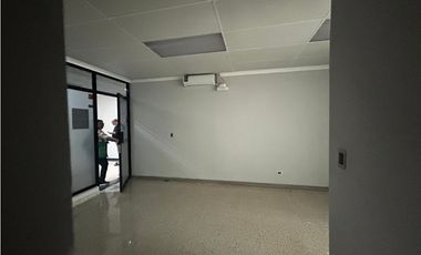 SE ALQUILA OFICINA EN BALBOA PLAZA AVE. BALBOA CON DIVISIONES VACIA