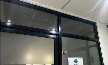 SE ALQUILA OFICINA EN BALBOA PLAZA AVE. BALBOA CON DIVISIONES VACIA