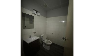 SE ALQUILA OFICINA EN BALBOA PLAZA AVE. BALBOA CON DIVISIONES VACIA