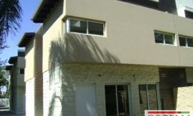 ALQUILER TRIPLEX de 3 dormitorios c/ estacionamiento en Monte Grande