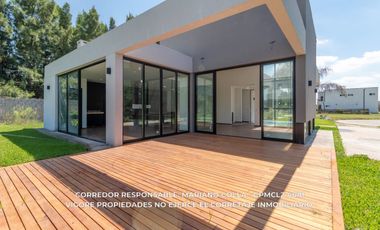 Casa en venta c/ cochera en Lagos de Canning