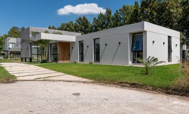 Casa en venta c/ cochera en Lagos de Canning