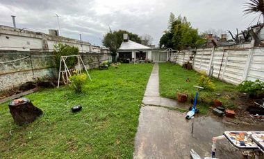 Casa con Departamento en venta en Moron Norte