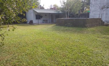 Venta lote con casa a refaccionar en del viso